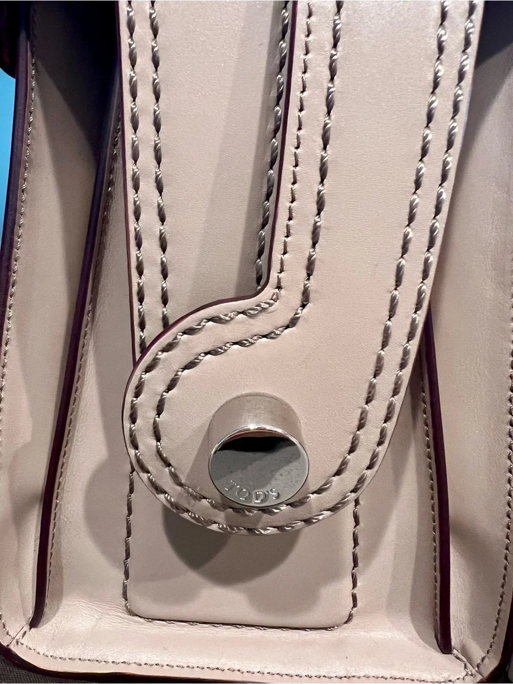 TOD'S structured satchel in delicate leather featuring contrast dark red trim